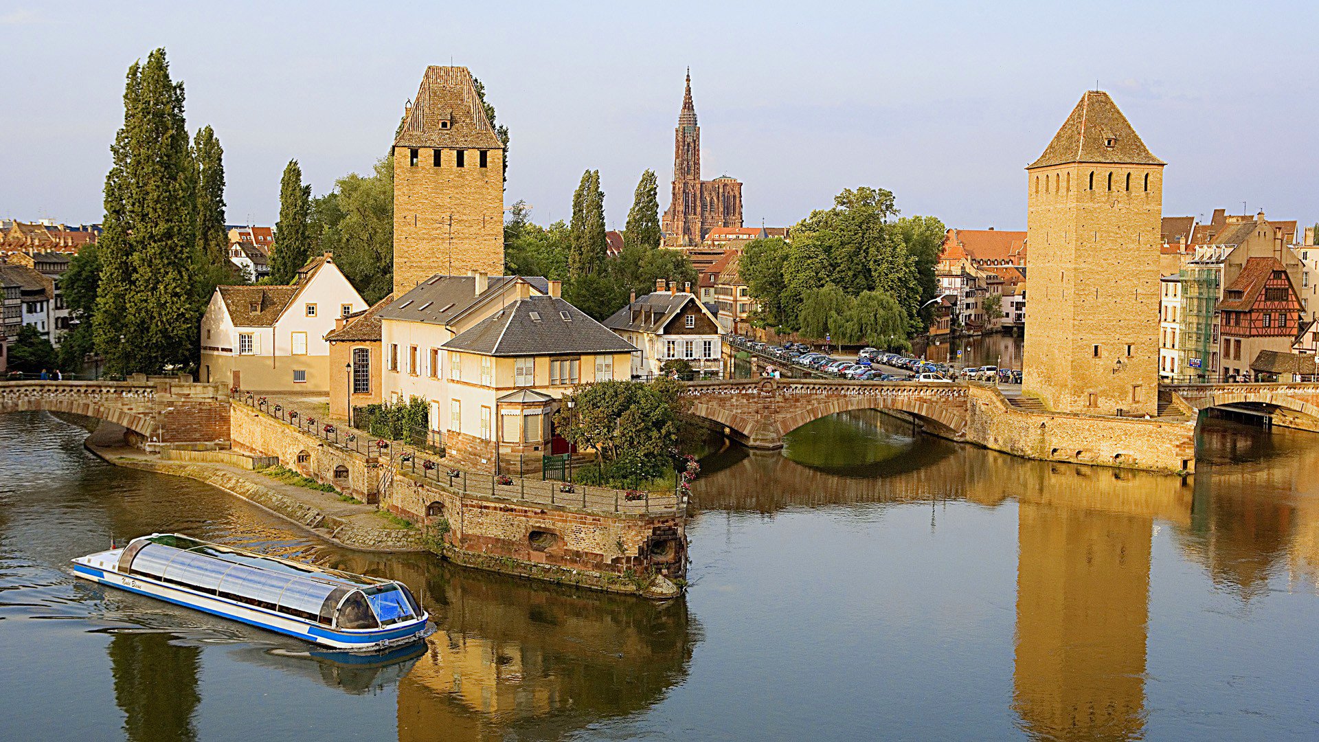 strasbourg france ciel rivière canal pont maisons tour église cathédrale navire arbres