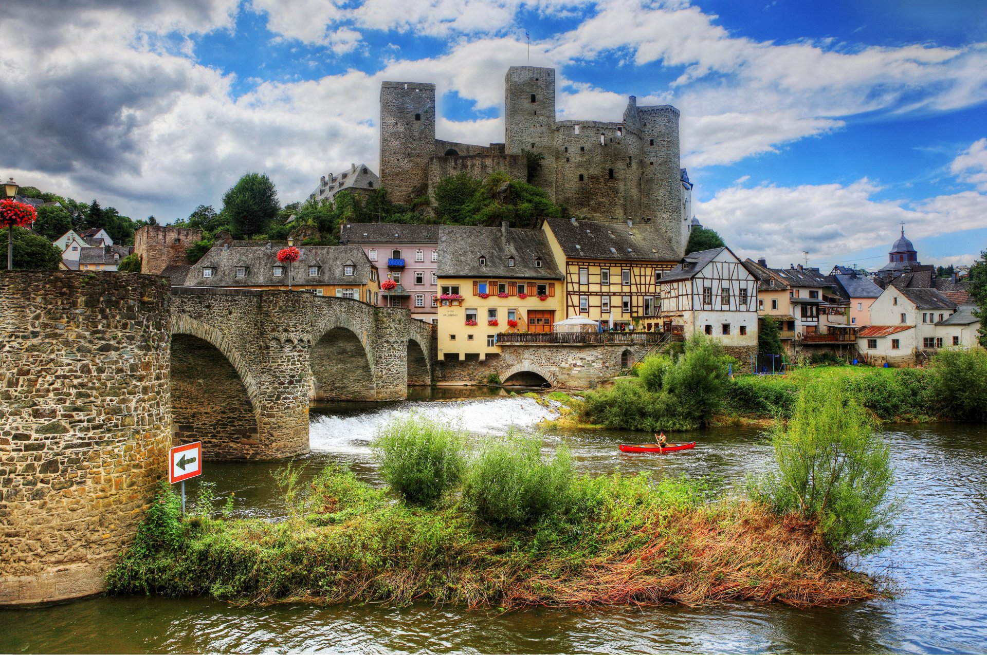 runkel allemagne ciel nuages rivière pont herbe bateau maison colline château tour gens