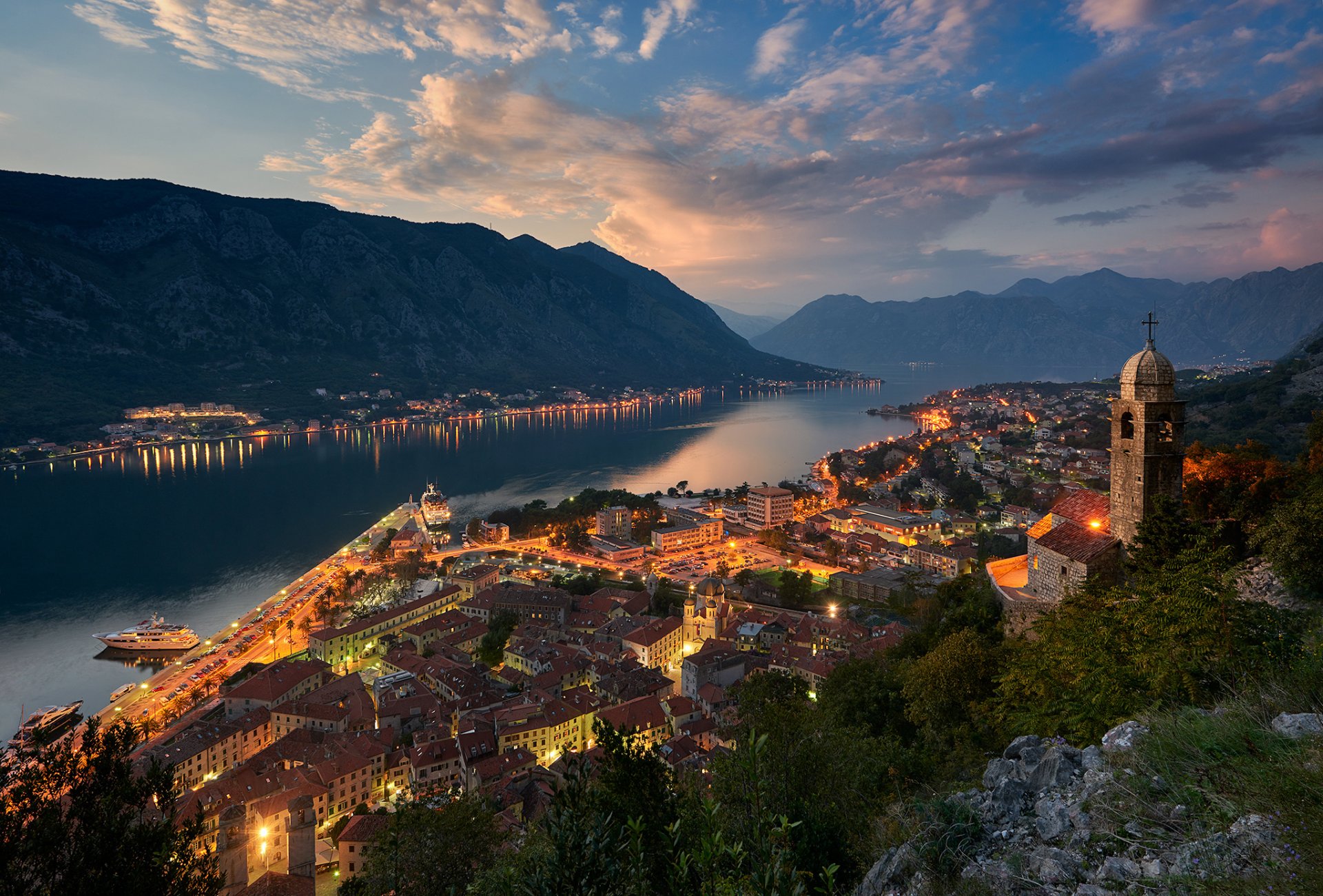 montenegro ciudad kotor bahía de kotor del mar adriático montañas casas luz iglesia noche