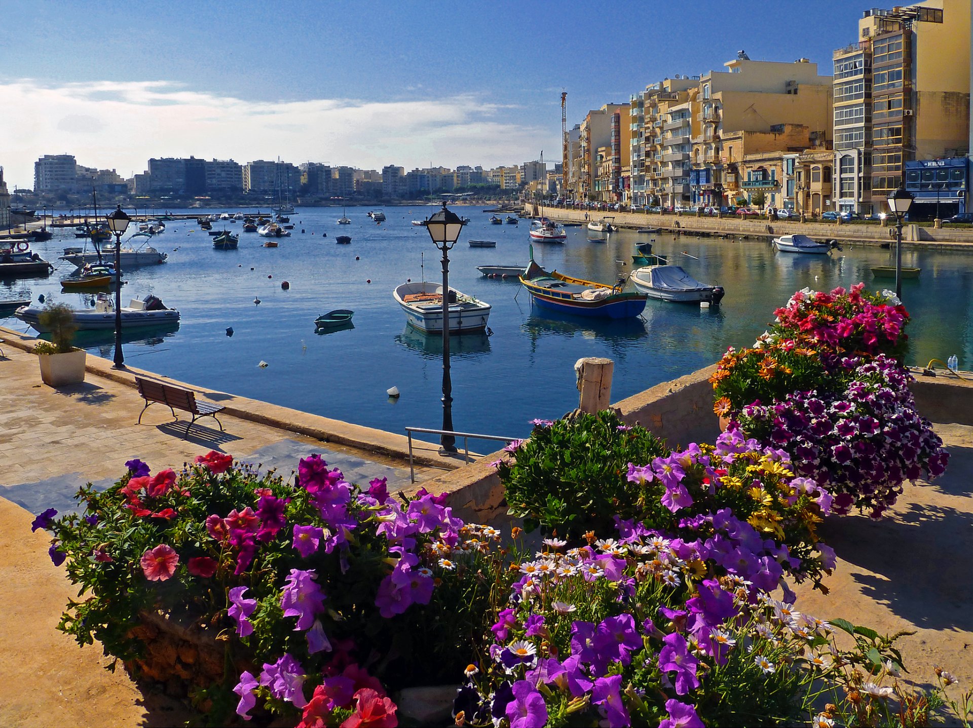 san julián malta cielo casas barcos flores paseo marítimo