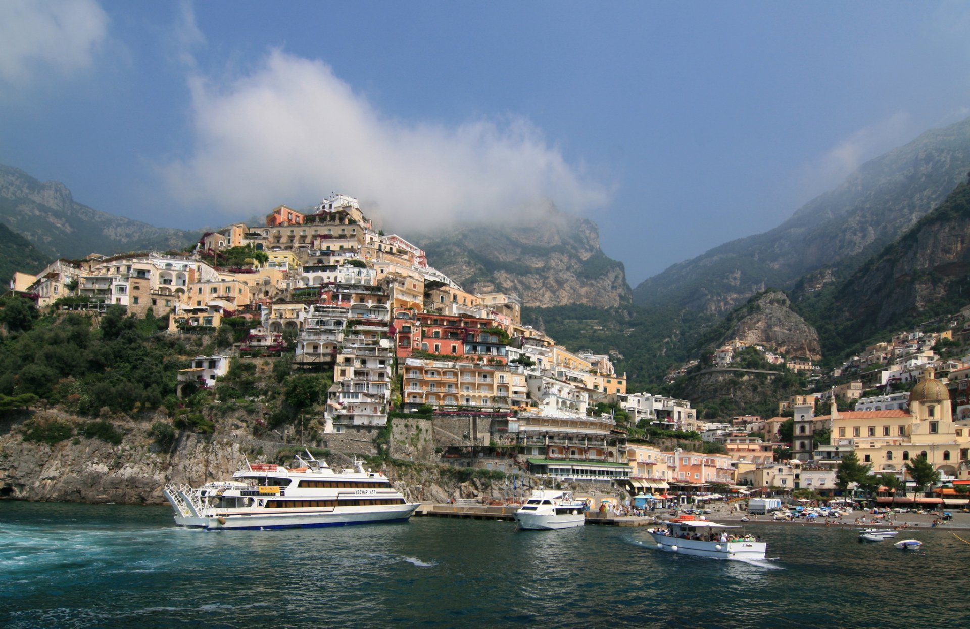 italia costa montagne yacht positano città cielo nuvole foto