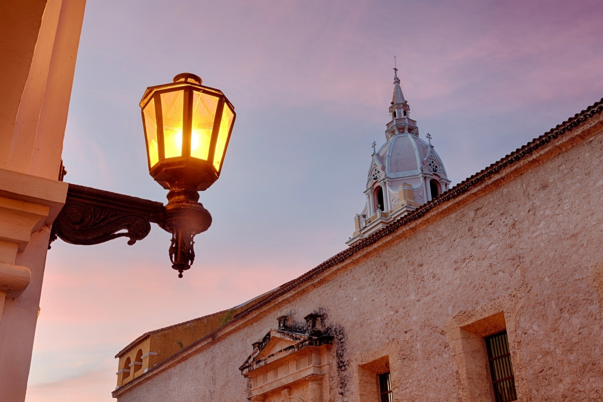 la catedral de santa maria la vieja kathedrale von cartagena kathedrale von cartagena getsemaní cartagena bolivar kolumbien abend gebäude laterne licht beleuchtung
