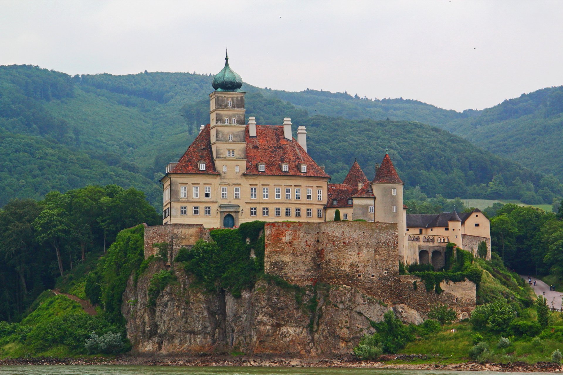 château montagnes forêt autriche schoenbuehel ville photo