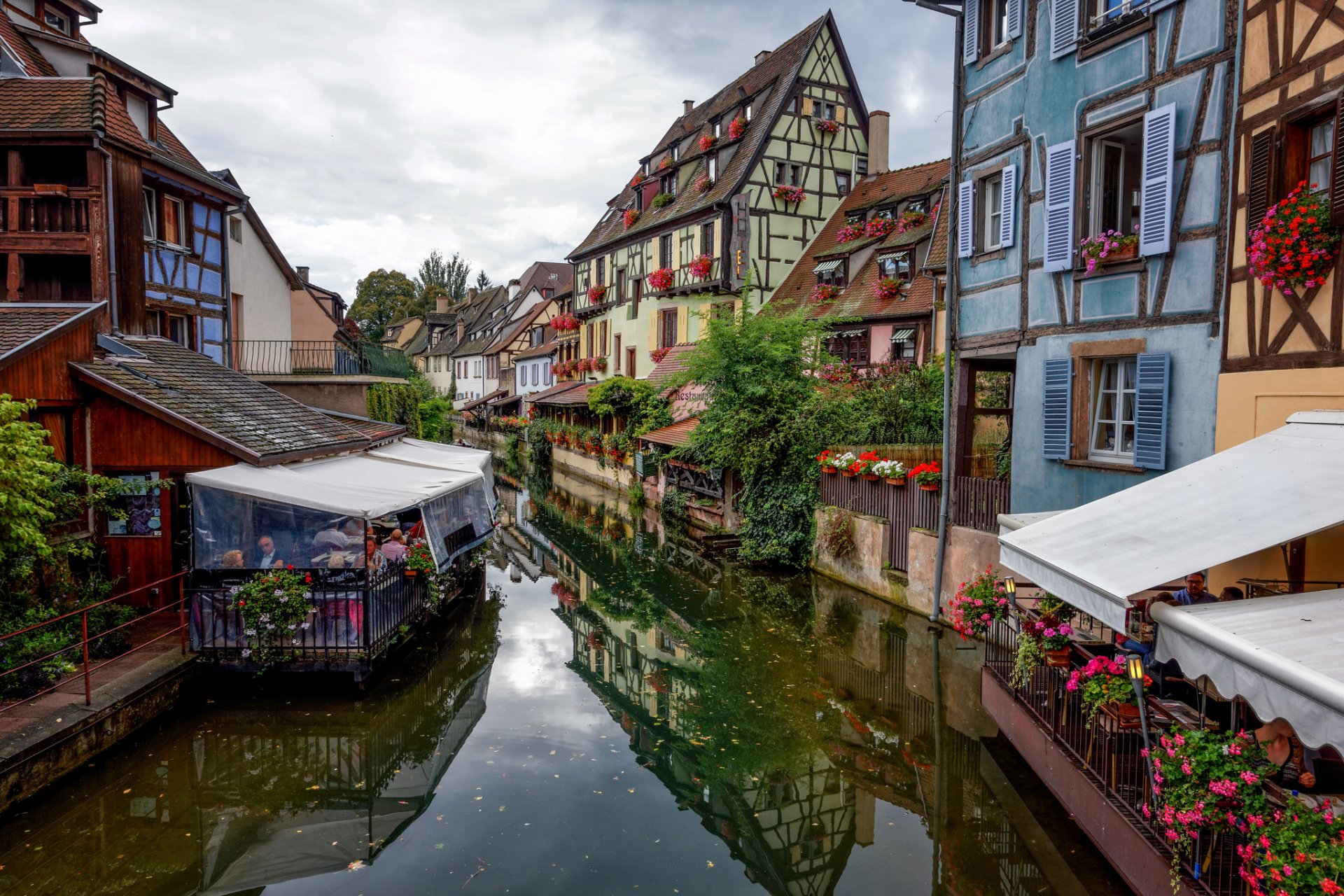 colmar francia cielo casas entramado de madera café canal flores