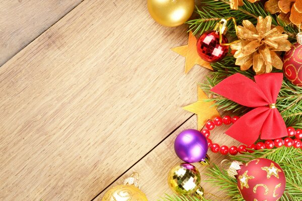 Boules de Noël sur les branches de sapin 