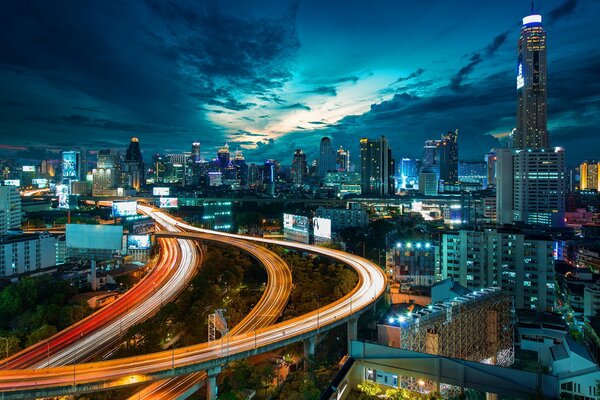 Ville de nuit routes vides et ville qui ne dort pas