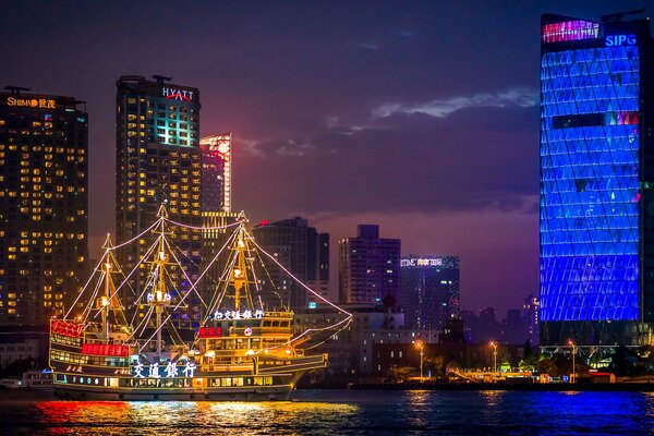 Barco iluminado se acerca al muelle de China