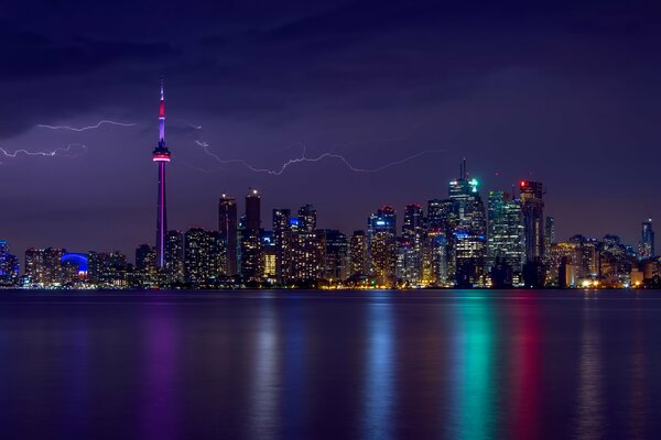 Błyskawica i Burza nad Toronto w Kanadzie wieczorna zła pogoda