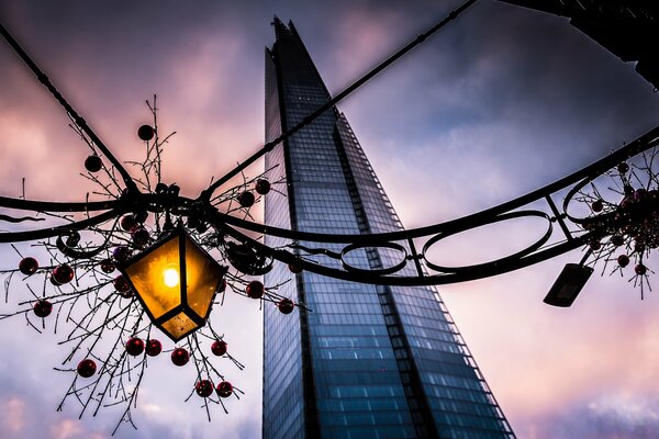 Guirlande de Noël sous la forme d une lanterne près d un gratte-ciel à Londres