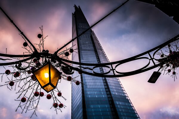 Świąteczna girlanda w kształcie latarni w pobliżu wieżowca w Londynie