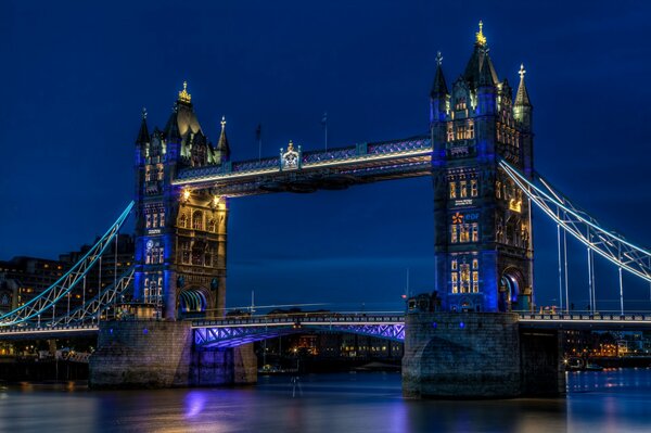 Tower Bridge nel Regno Unito di notte