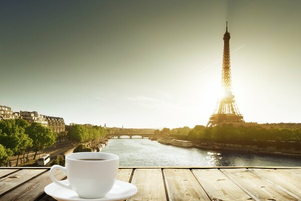 Una taza de café con vistas a la torre Eiffel