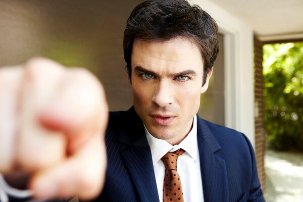 Ian Somerhalder señala con el dedo