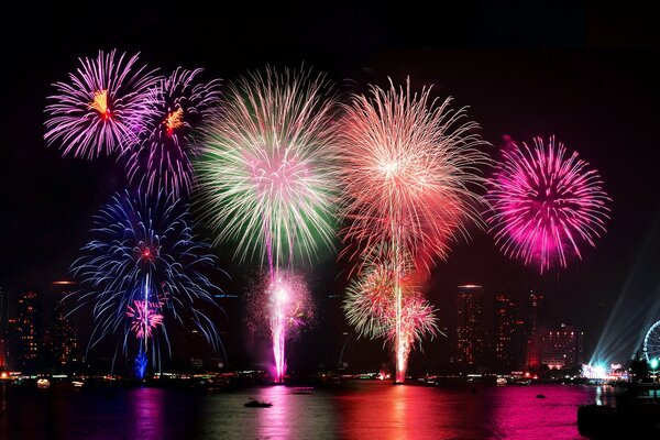 Feux d artifice et salut dans la ville de nuit