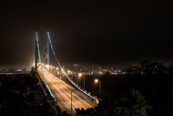 Ponte notturno alla luce delle lanterne
