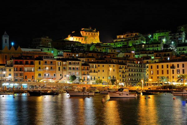 Città italiana notturna sulla riva del porto