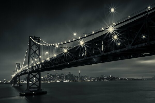 Die Lichter der Nachtbrücke in San Francisco