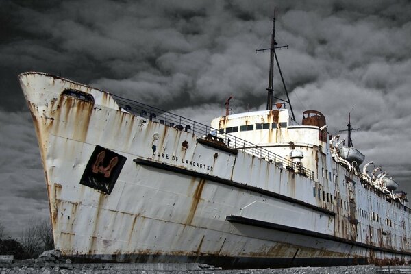 Nave fantasma sul molo