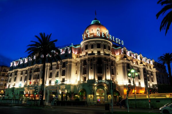 Hotel nocturno Negresco en Francia