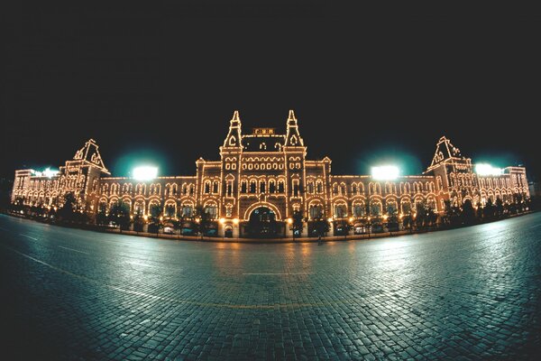 Moscou nocturne et le bâtiment lumineux GUM