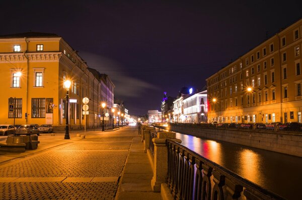 Canale Griboedov nella notte di San Pietroburgo