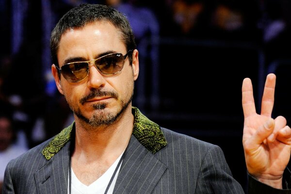 Robert Downey Jr. w okularach i garniturze