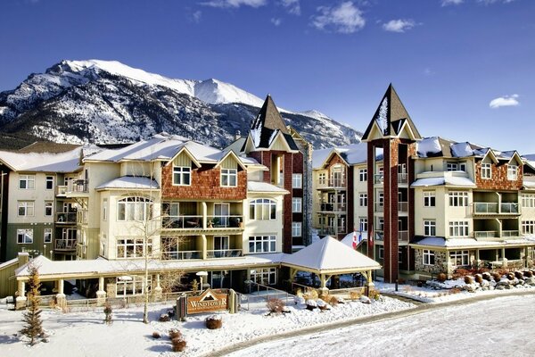 Ville d hiver au Canada sur fond de neige dans les montagnes