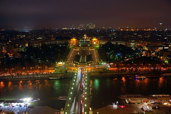 Das nächtliche Paris. Panorama über Frankreich Brücke, Lichter, Häuser, Fluss