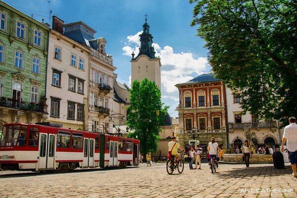 Letni dzień we Lwowie. Tramwaj miejski