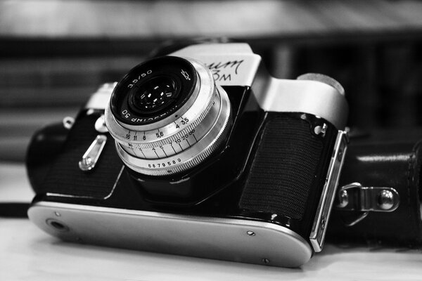 foto in bianco e nero della fotocamera Zenit con obiettivo