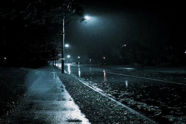 Calle nocturna bajo la lluvia