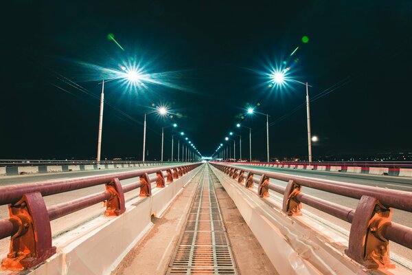 Puente con fonoryami en la noche de Irkutsk