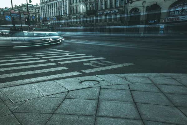Peter. Perspective Nevsky dans le mouvement du soir des voitures