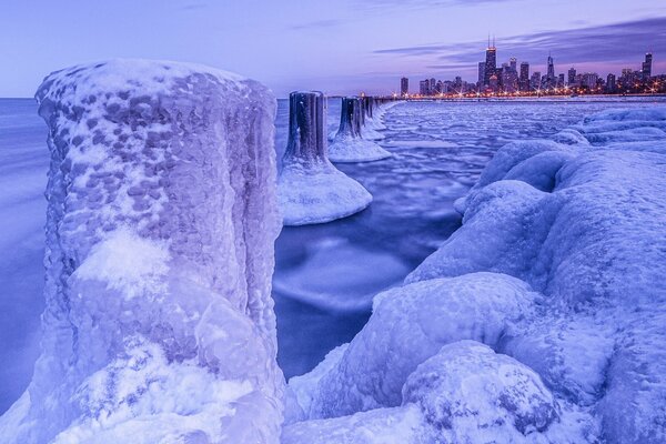 Zimowe, nocne miasto Chicago