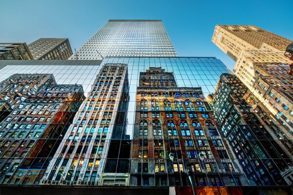 Gli edifici si riflettono nei grattacieli di New York