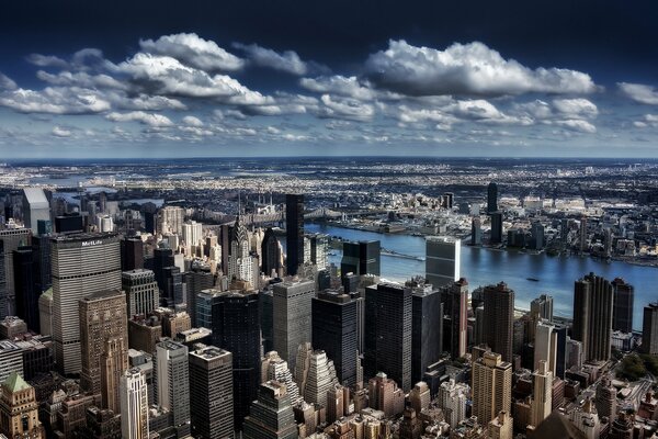 Metropoli di NY York edificio tra le nuvole