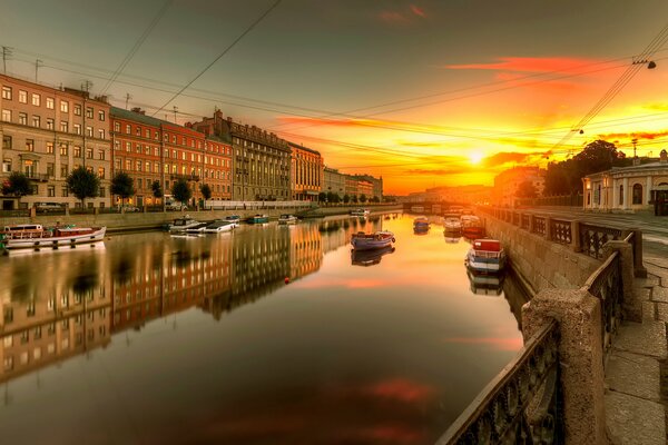 Fontanka, tramonto sul canale di San Pietroburgo