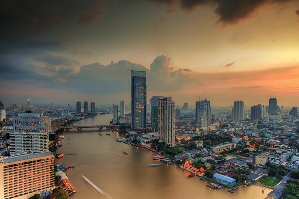 Le alte case di Bangkok vicino al fiume