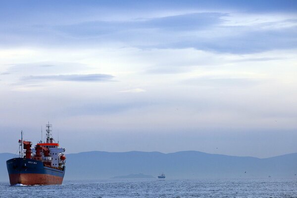 La nave naviga nel molo