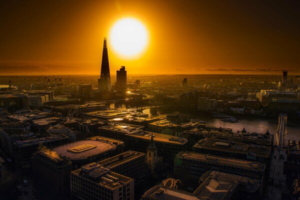 Lever du soleil sur les toits de Londres
