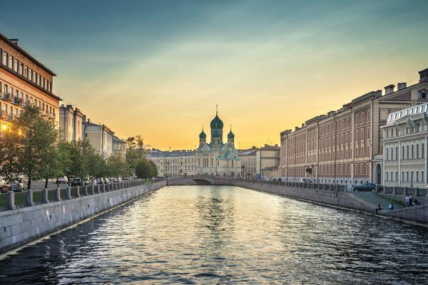 Blick auf St. Petersburg von der Brücke über den Kanal bei Sonnenaufgang