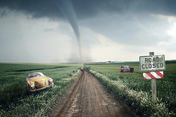 Zbliżające się tornado, porzucone samochody na krawędziach wiejskiej drogi