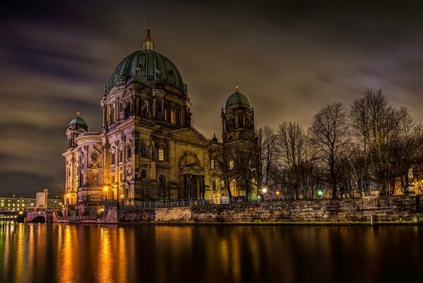Der hoch aufragende Berliner Dom in der Nacht