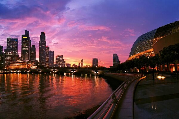 Casas de gran altura de la ciudad de Singapur al atardecer