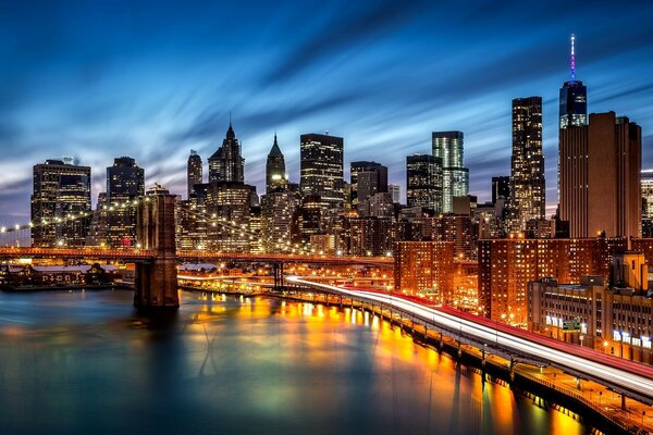 Luci notturne di New York. Vista del ponte di Brooklyn e dei grattacieli illuminati. Luci della grande città