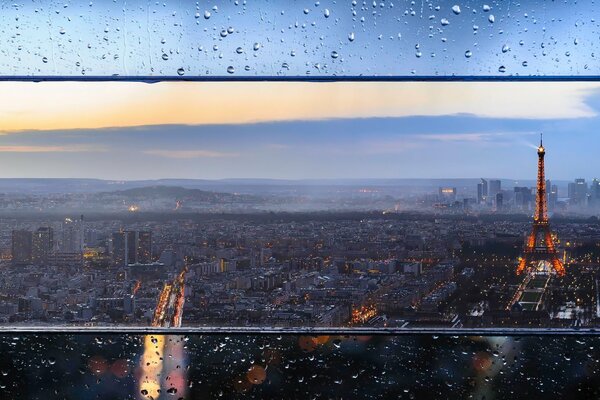 Gocce di pioggia su vetro a Parigi. Luci Della Torre Eiffel