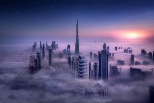 Wieżowce w Zjednoczonych Emiratach Arabskich wieczorem w chmurach