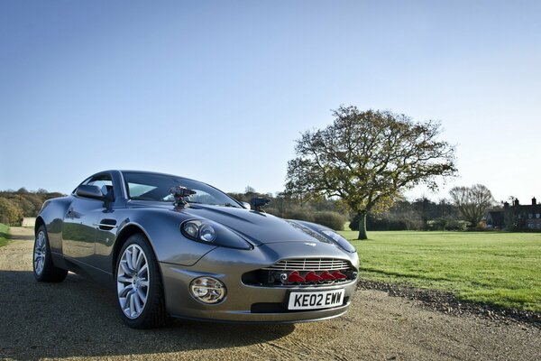 Aston martin sur la route
