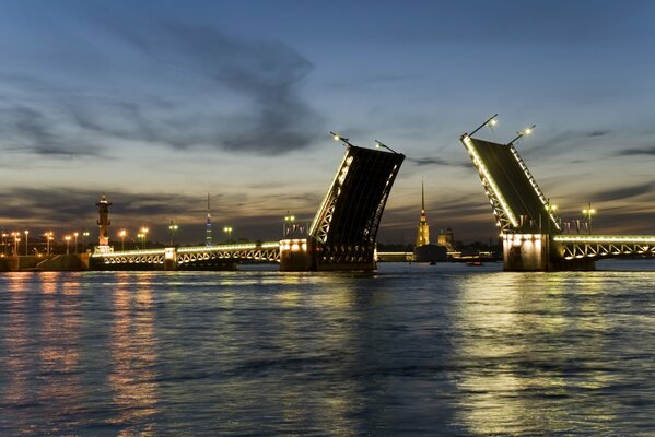Schöne Zugbrücke in der Stadt