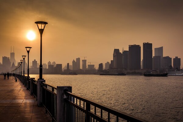 Puesta de sol en el paseo marítimo de Shanghai